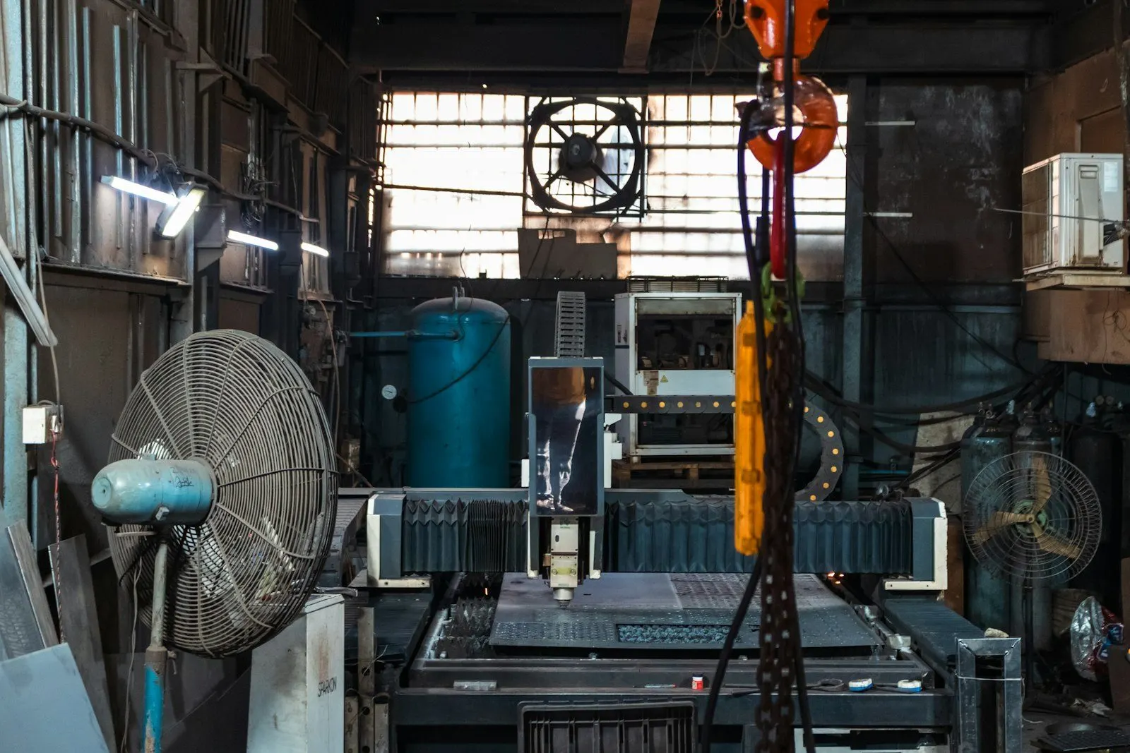 Taller de mecánica industrial con máquinas herramienta en operación