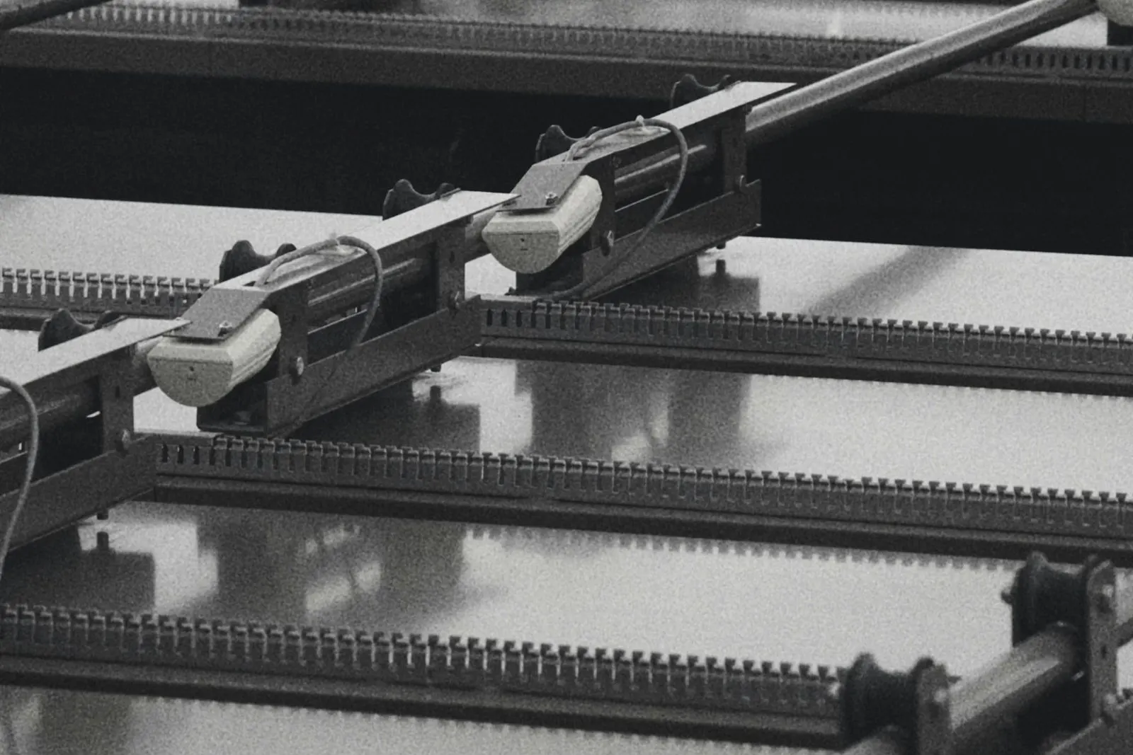 Guías y actuadores de una línea de transporte industrial