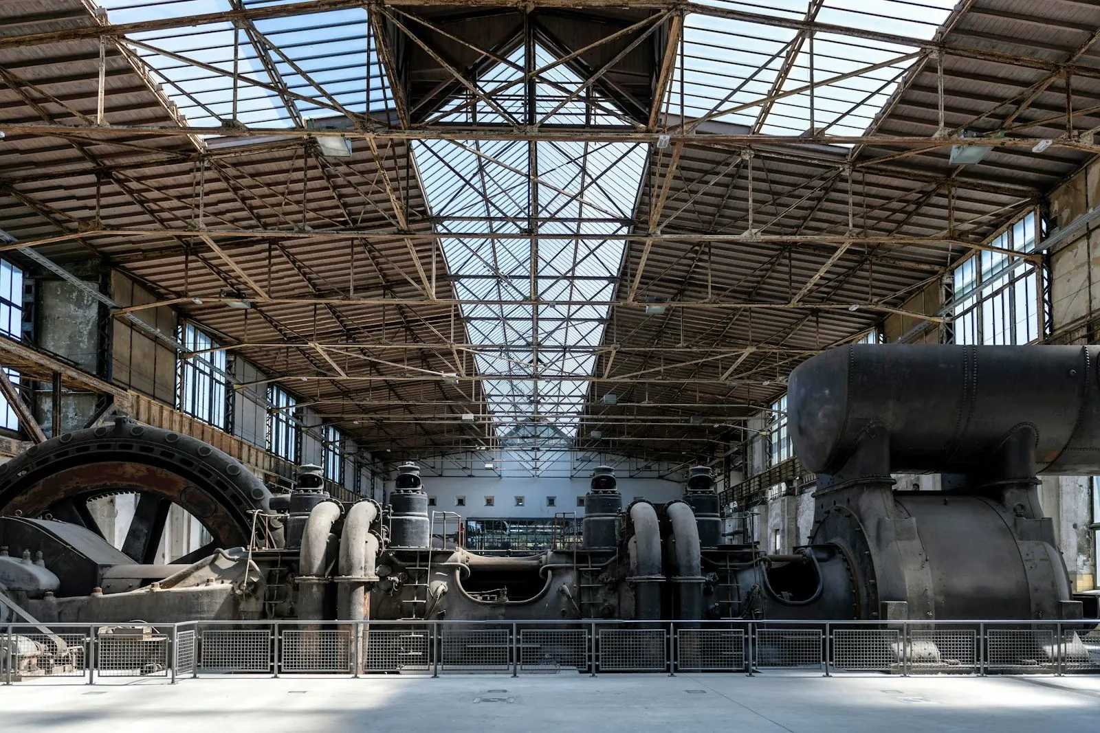 Sala de máquinas de una instalación industrial con equipos de gran porte