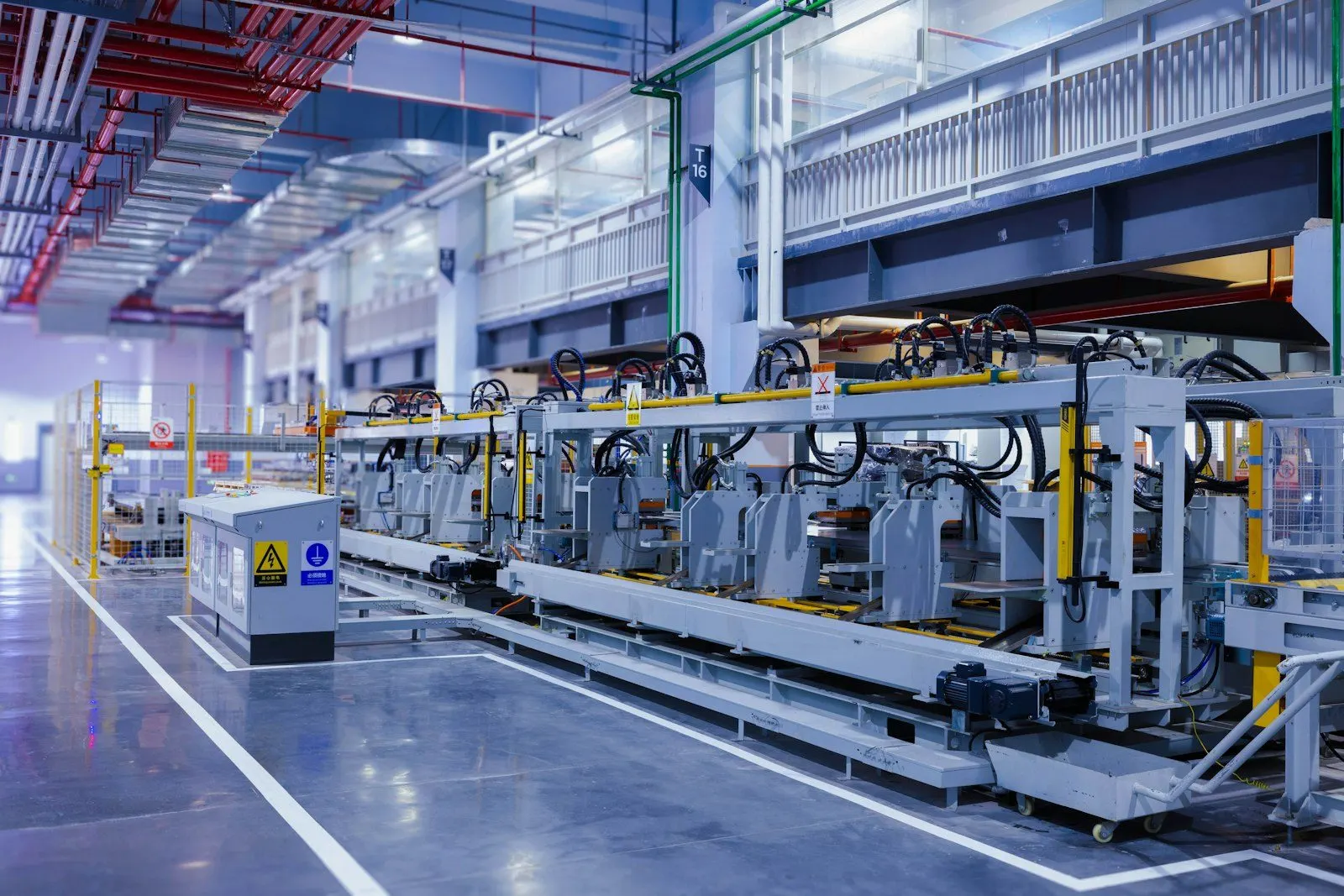 Línea de equipos industriales montada dentro de una nave