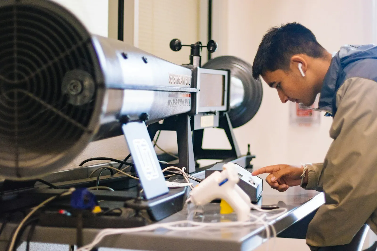 Técnico midiendo un motor con un instrumento conectado a su computadora portátil