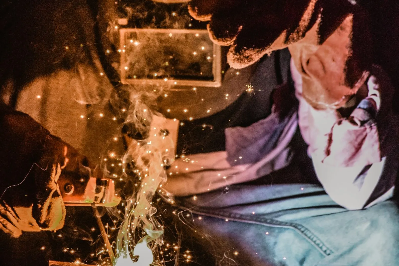 Soldador aplicando cordón de relleno sobre una pieza metálica en el taller